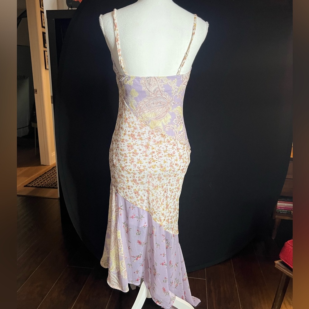 Chic High-Low Floral Dress in Lavender and Cream - Picture 2 of 4